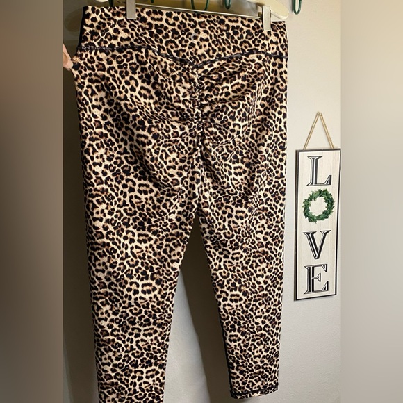 ZYIA ACTIVE LEOPARD PRINT BOOTY LIFTING LEGGINGS - Picture 8 of 13